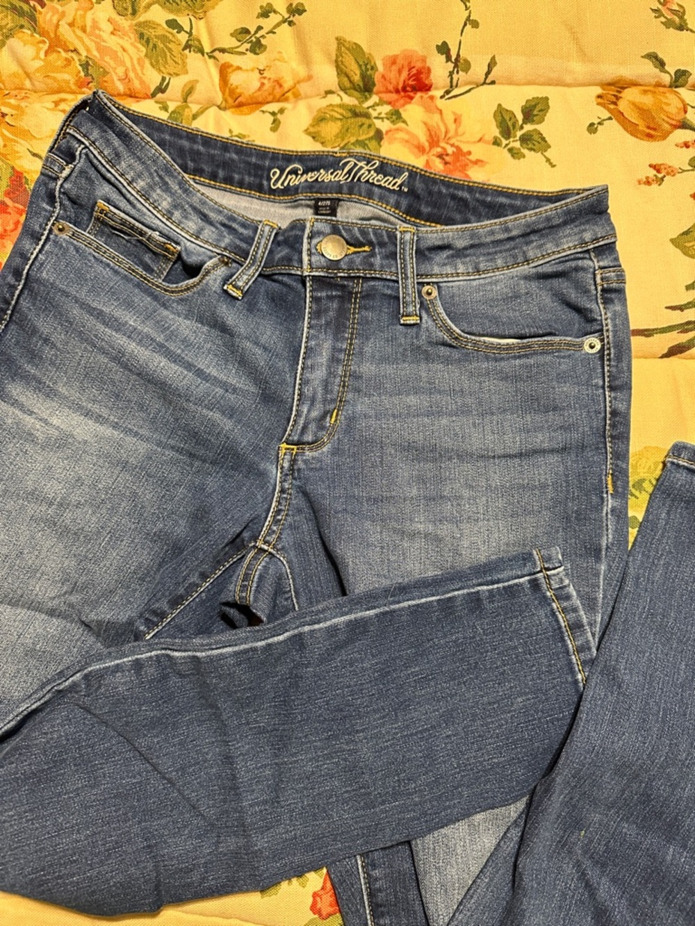 Universal Thread Women's Medium Blue Skinny Jeans